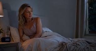 download (4) mulher acordada durante a madrugada devido a alterações do sono na menopausa