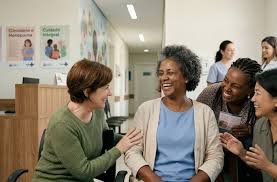 download (5) grupo de mulheres maduras conversando sobre menopausa