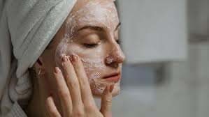 download (7) microbioma da pele mulher observando a pele saudável do rosto durante rotina de skincare