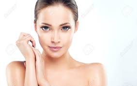 download (8) mulher jovem com pele firme e aparência natural em ambiente elegante