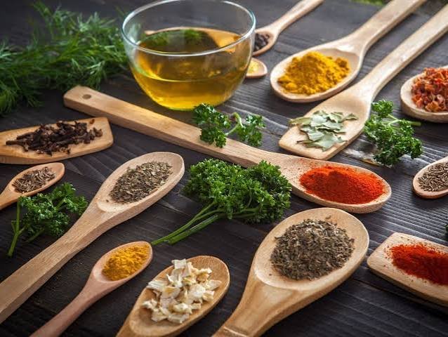 images (10) efeição saudável preparada com ervas e temperos naturais para reduzir o consumo de sódio