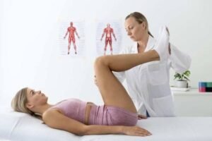 images (18) fisioterapeuta pélvica orientando mulher adulta sobre fortalecimento do assoalho pélvico