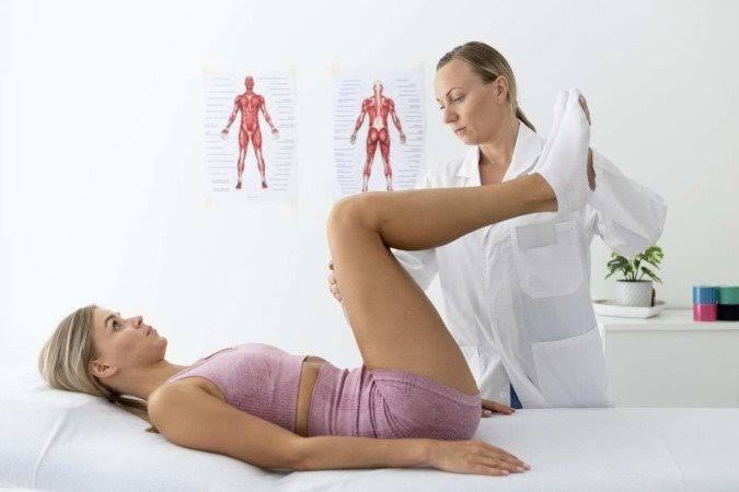 images (18) fisioterapeuta pélvica orientando mulher adulta sobre fortalecimento do assoalho pélvico